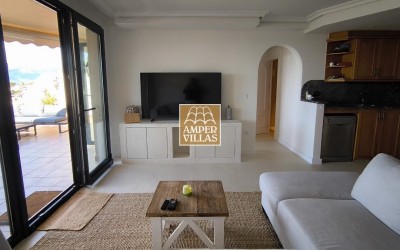 Precioso y acogedor apartamento con vistas panorámicas al mar y las montañas.